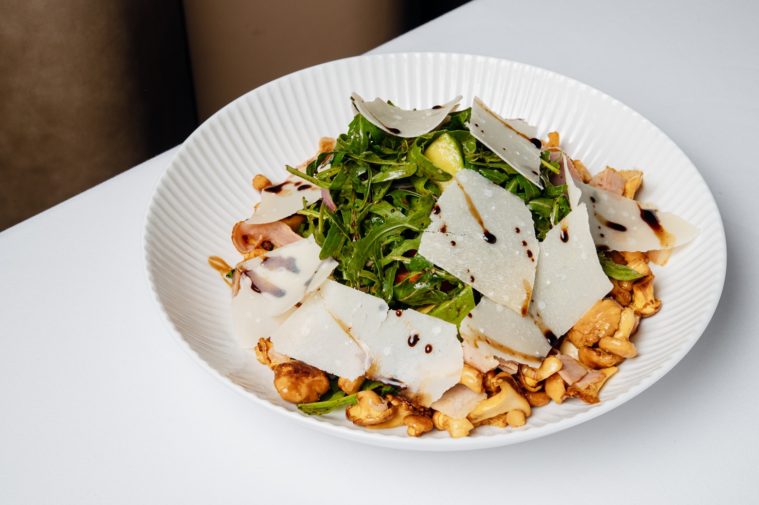 Салат с рукколой, лисичками и панчеттой.jpg