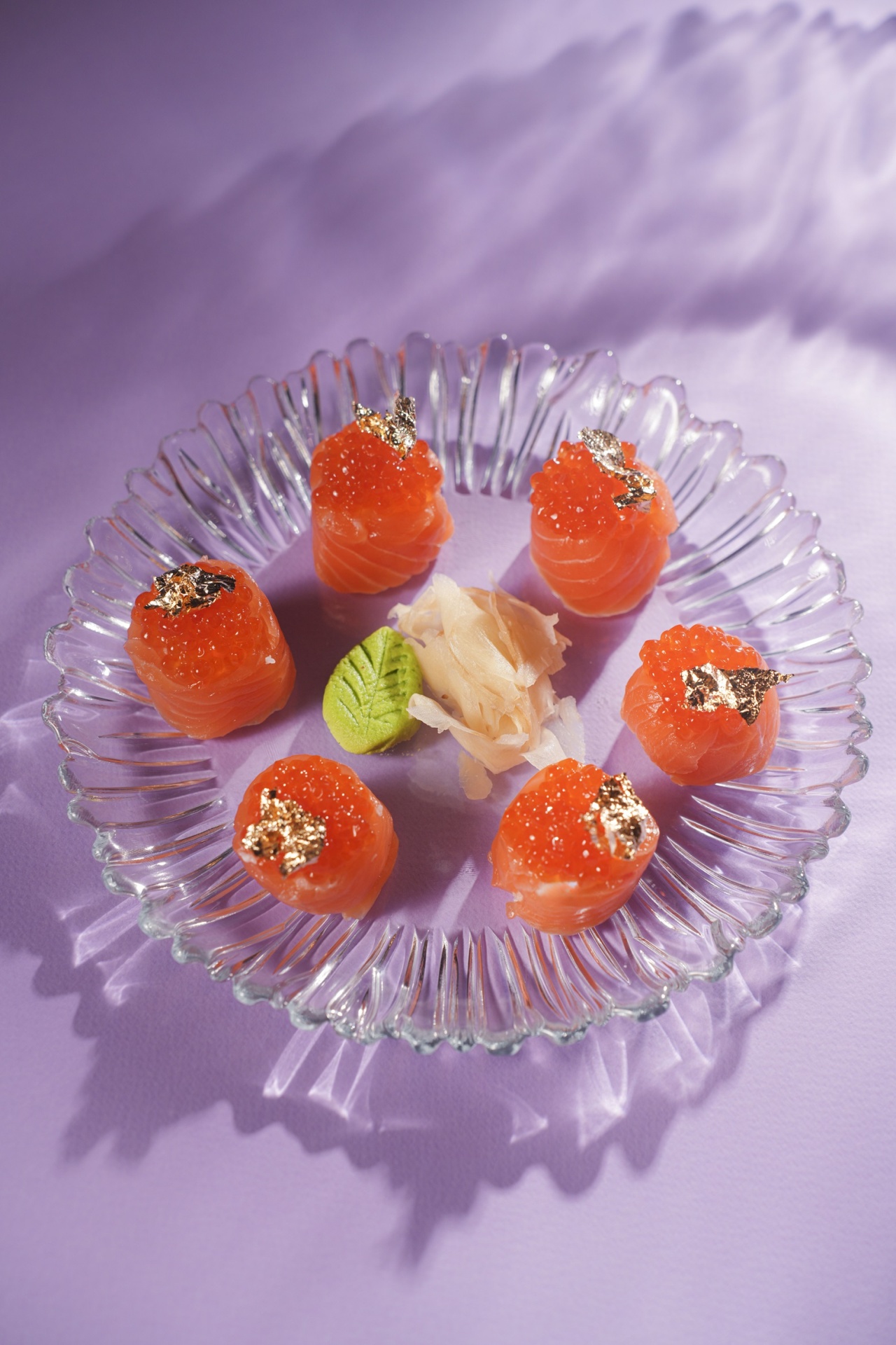 ролл с лососем и красной икрой2.jpg