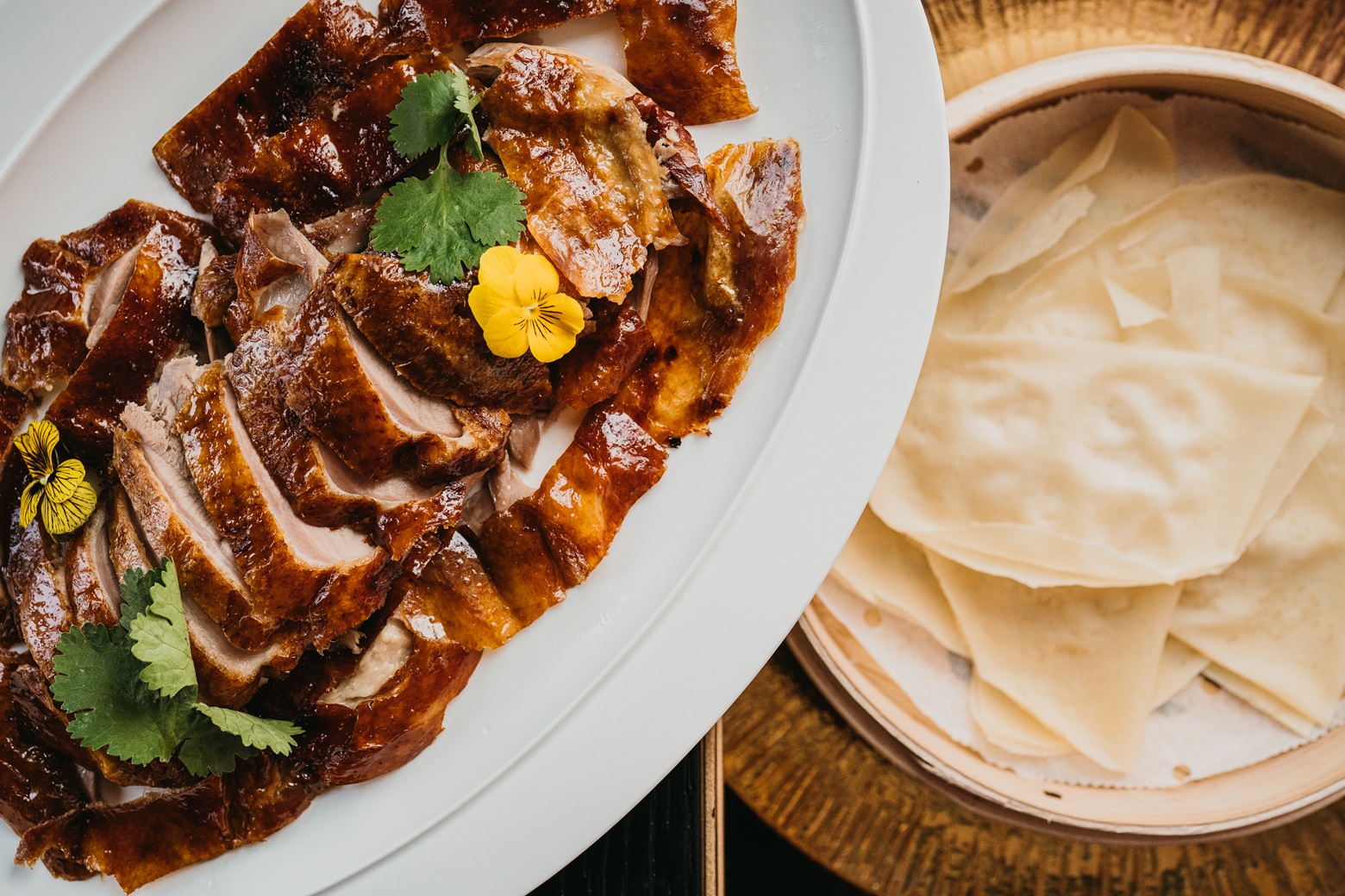 Утка по-пекински с рисовыми блинчиками и овощами.jpg